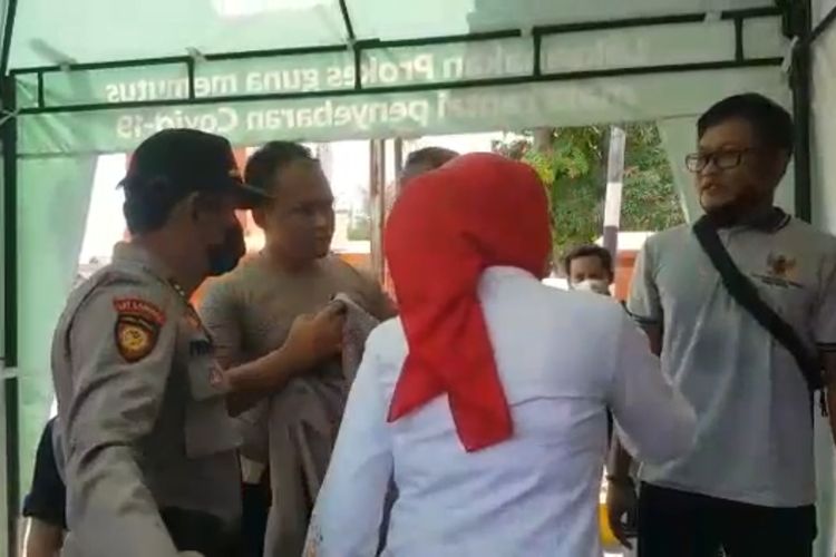 Tuduh Wartawan Lecehkan Istrinya, Kasat Lantas Polres Madiun Copot Seragam Dinas 1 62fca904acabb