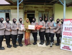 Polwan Polres Aceh Timur Bagikan Sembako untuk Warga Kurang Mampu