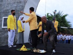 Rektor UTU Peusijuk Mahasiswa Baru di Gerbang Utama Kampus