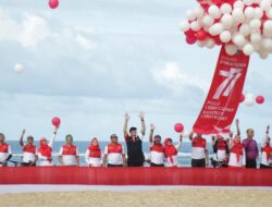 Kapolda Aceh Bentangkan Bendera Merah Putih di Pantai Lhoknga