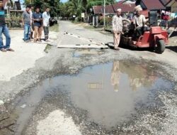 Masyarakat UTD Aceh Barat Minta Dinas PUPR Segera Perbaiki Jalan di Mereubo Yang Kian Parah