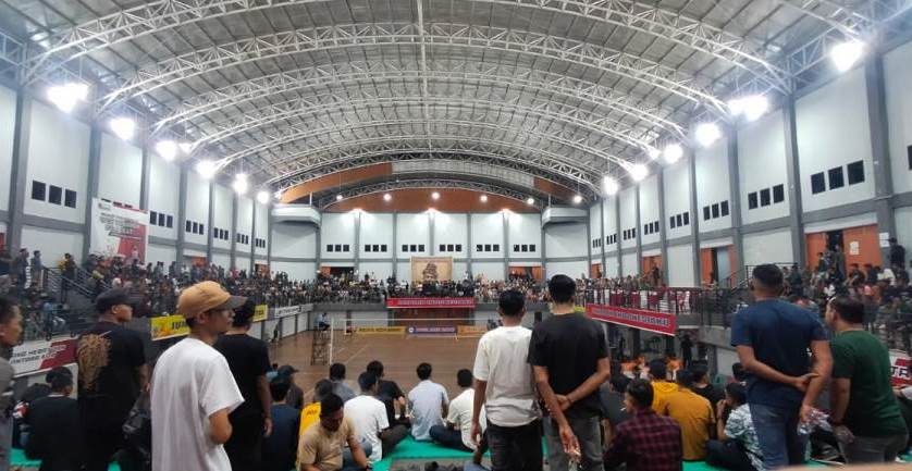 Ribuan Penonton menyaksikan pertandingan open tunamen volly Ball Kapolres Aceh Barat 2022