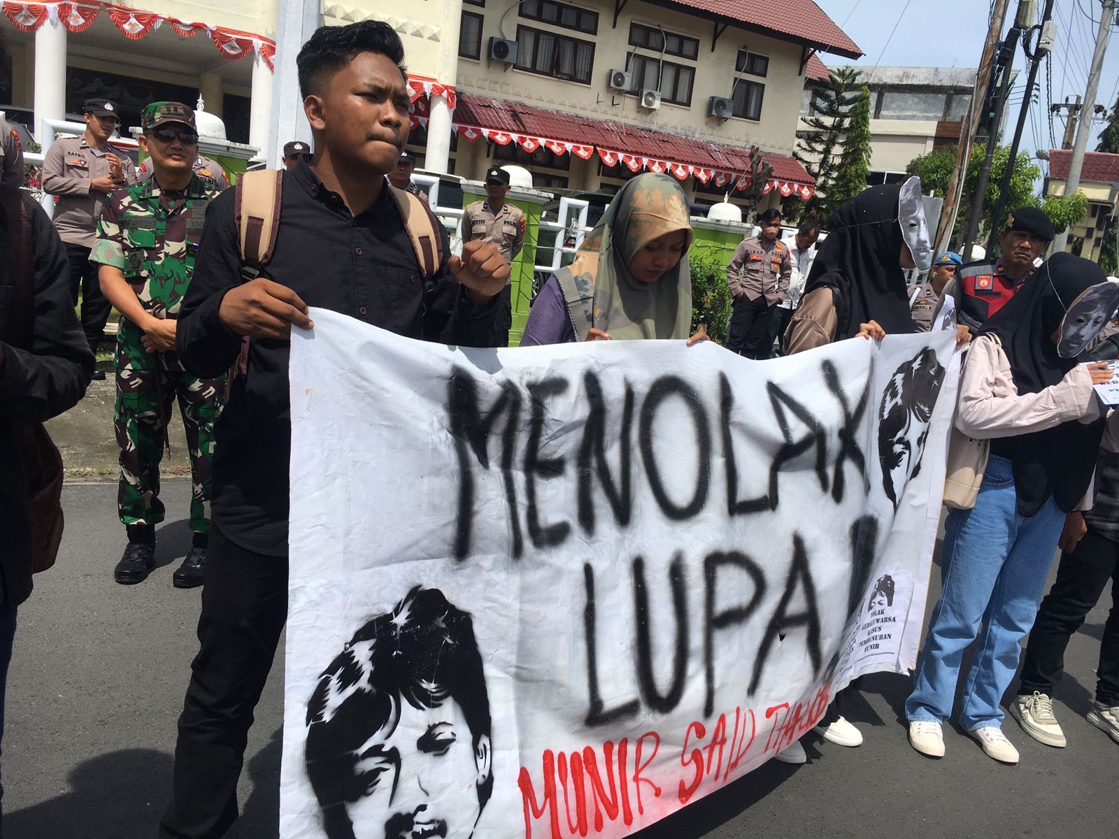 SMUR Aceh Barat Gelar "Aksi Solidaritas Untuk Munir" 2 SMUR Gelar Aksi Solidaritas Untuk Mujir