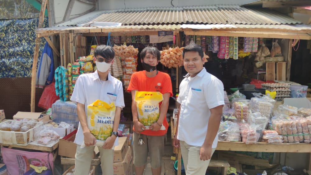 Petugas Bulog Lebak-Pandeglang saat operasi pasar