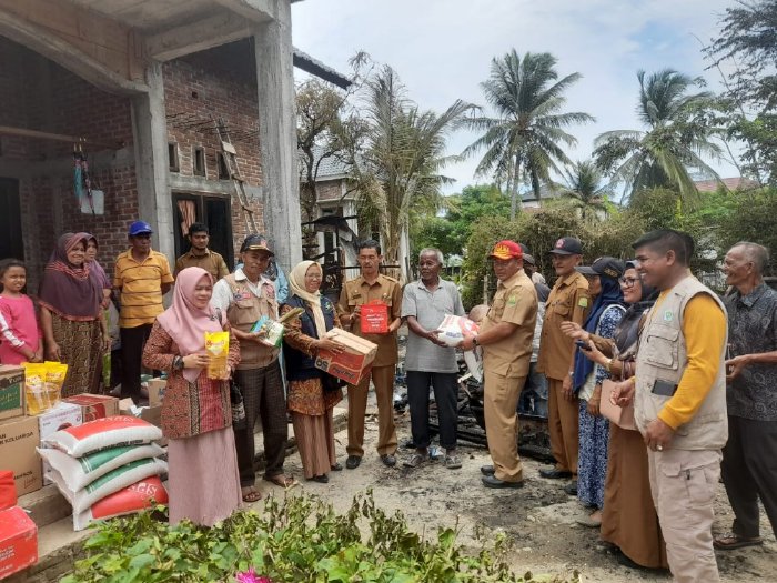 Dinas Sosial Aceh Besar Salurkan Bantuan Masa Panik Kepada Korban Kebakaran 1 whatsapp image 2022 09 06 at 1535371