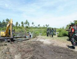 Pemasangan Tiang Pancang Jembatan Darurat Mulai Dikerjakan Satgas TMMD Ke – 115 Wilayah Kodim 0105/Abar