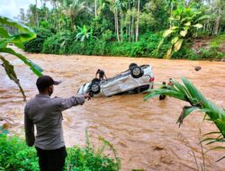 Satu Unit Mobil Terseret Arus Sungai Krueng Tuan Saat Berlibur