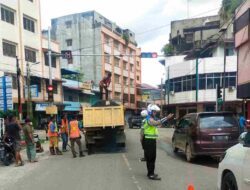 Polantas Polres Aceh Tamiang Bersama PPK 1,5 Provinsi Aceh Kembali Tambal Jalan Berlubang