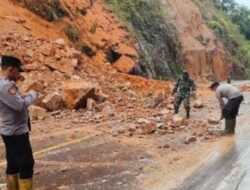 Danposramil Indra Jaya Bersama Warga Bersihkan Tanah Longsor di Lintasan Banda Aceh – Meulaboh