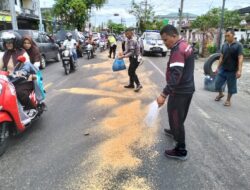 Antisipasi Kecelakaan, Satlantas Polres Aceh Barat Bersihkan Tumpahan Minyak di Kota Meulaboh