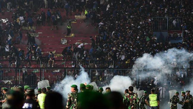 Demi Selamatkan Teman, Joko Rela Terjang Kepulan Asap Gas Air Mata 1 images