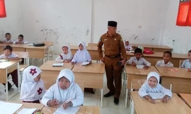 Kepala Dinas Pendidikan Subulussalam Lakukan Sidak ke SDN Geruguh, Ada Apa? 1 Kepala Dinas Pendidikan dan Kebudayaan Kota Subulussalam, H Sairun saat meninjau sekolah