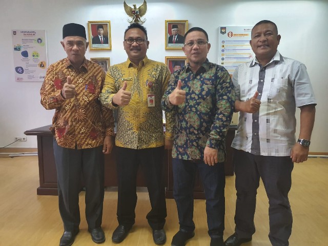 Foto dari kanan ke kiri: Wakil Ketua DPRK Simeulue, Sunardi, SH, Anggota Komisi D DPRK Simeulue, Ihya Ulumuddin, SP, SH, Karo Ortala Kemla Kemendagri, Ketua Komisi D DPRK Simeulue, Khoni