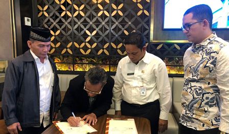 Pj Bupati Aceh Jaya menandatangani MoU