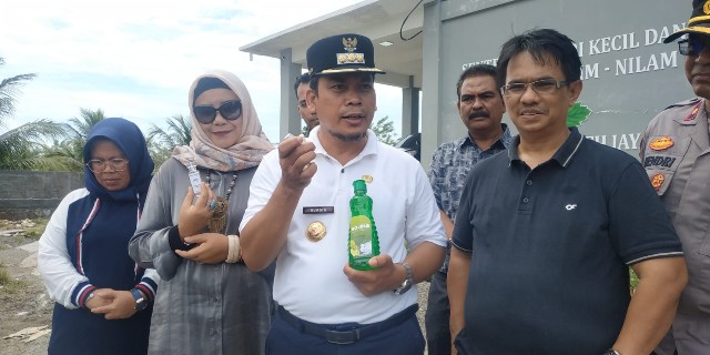 pj bupati aceh jaya saat meninjau industri nilam