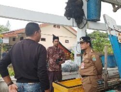 Pj Bupati Aceh Jaya Bagikan Kartu KUSUKA Untuk Nelayan Lhok Babah Nipah