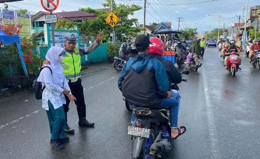 Saltantas Polres Aceh Barat sedang mengurai kemacetan lalu lintas
