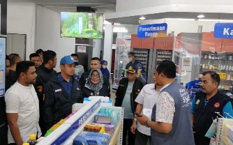 Kasat Reskrim Aceh Barat, AKP Riski Ardian didamping Kepala Dinas Kesehatan Aceh Barat, Syarifah Junaida saat melakuka sidak sirup dilarang edar