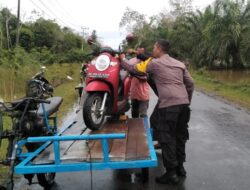 Personel Polsek Bubon Bantu Warga Yang Terjebak Banjir Dijalan Meulaboh