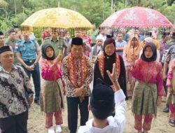 Pj. Bupati Simeulue Disambut Meriah Warga Saat Berkunjung ke Desa Bubuhan Dalam Rangka Menghadiri Maulid Nabi Muhammad SAW