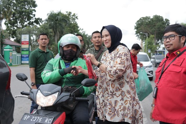 2022 12 09 peringati hakordia 2022 kejari batam bagi bagi kaus dan bikin lomba pidato