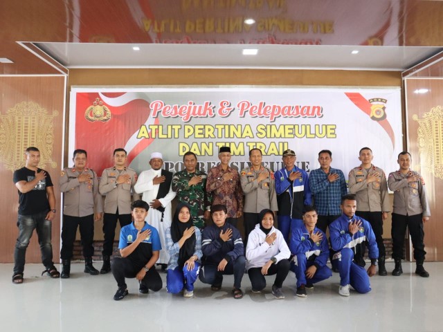 Kapolres Simeulue, AKBP Jatmiko bersama atlet boxing peserta Pora, Kamis (9/12/2022).