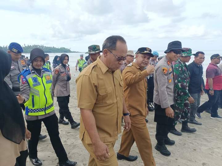 Dalam Giat Bersih Pantai Lasikin, Staf Ahli Bupati Simeulue Berpartisipasi Bersama TNI-Polri 1 FB IMG 1673271644085