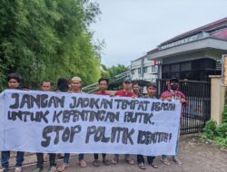 Anies ke Banten, Massa Bentangkan Spanduk Tolak Politik Identitas