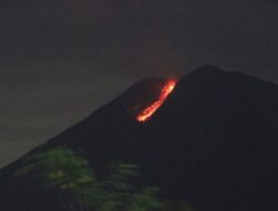 Sejauh 1.000 Meter Dari Kawah Aktif, Gunung Simeru Kembali Luncurkan Guguran Lava Pijar