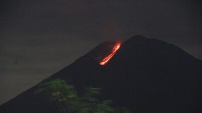 g semeru teramati guguran lava pijar dg jarak lumcur 800 1000 meter dari kawah aktif tetap waspada ada potesi apg 169