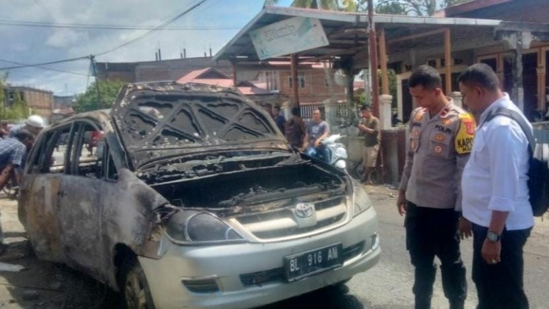 mobil minibus terbakar
