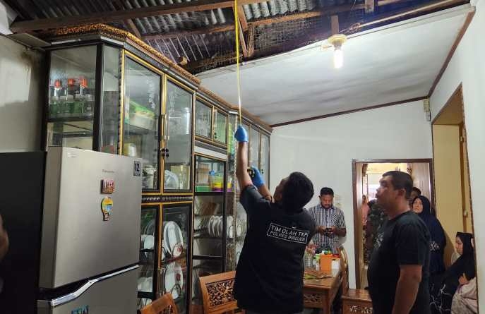 Korban Gantung Diri, Unit Identifikasi dan Polsek Kota Juang Lakukan Olah TKP 1 ola tkp korban gantung diri hariandaerah.com3