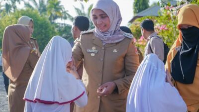 pj bupati nagan saat pimpin upacara