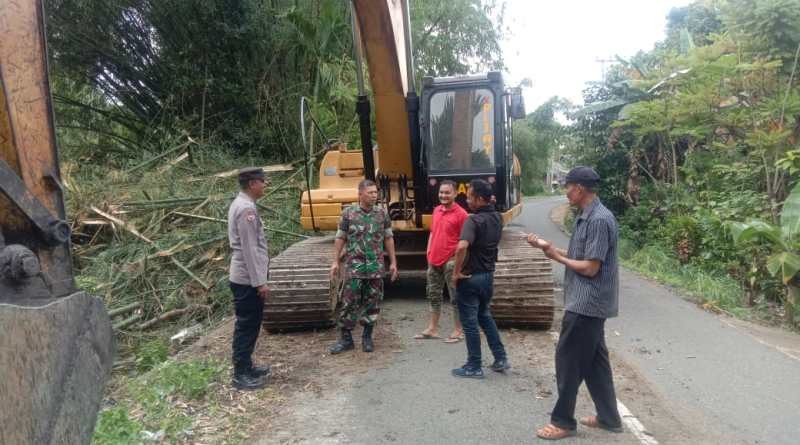 polisi pijay bersihkan tumpukan sampah hariandaerah.com