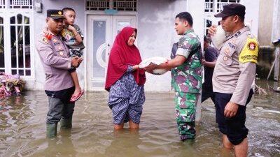 Bentuk Kepedulian Kepada Masyarakat Korban Banjir, Polres Pidie Salurkan Bansos 4 polres pidie salurkan bansos