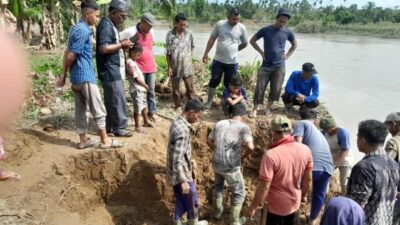 warga sedang pindahkan makam hariandaerah.com