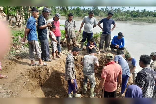warga sedang pindahkan makam hariandaerah.com