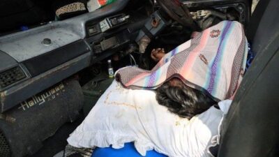 Mayat dalam mobil
