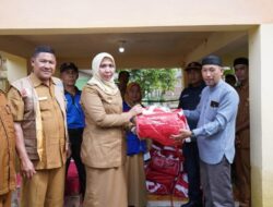 Pemkab Nagan Raya Serahkan Bantuan Masa Panik Kepada Warga Yang Terdampak Banjir