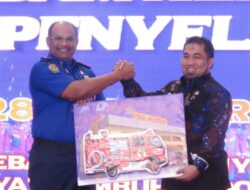 Pemkab Aceh Besar Terima Hibah Dua Unit Mobil Pemadam Dari Mendagri