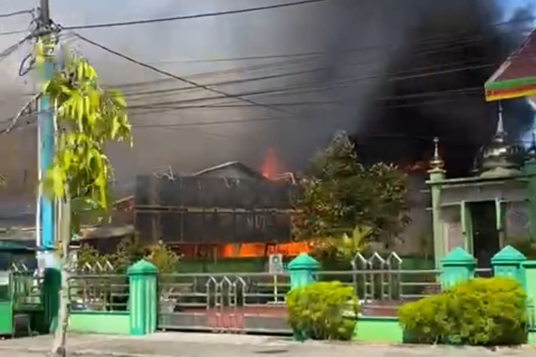Ruko terbakar samping bank aceh