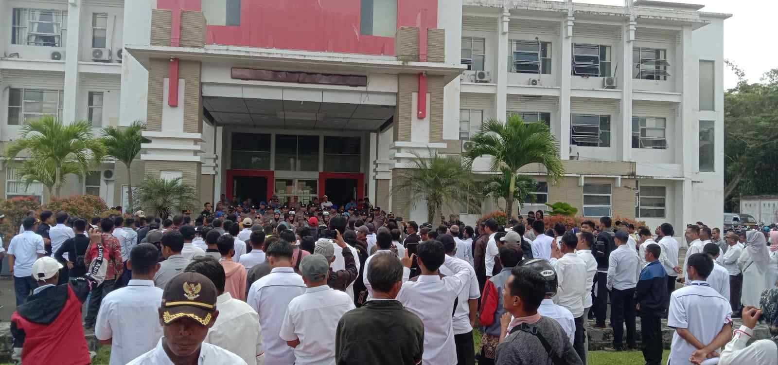 Tuntut Kesejahteraan, Ratusan BPD Gelar Demo Depan Kantor Bupati dan DPRK Simeulue 1 bpd-simeulue-gelar-demo