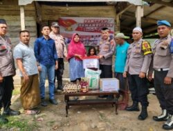 Kapolsek Gandapura Salurkan Bantuan Kemanusiaan Bagi Warga Miskin