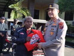 Kapolda Aceh Serahkan Bansos untuk Petugas Kebersihan dan Tukang Becak