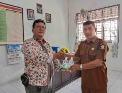Ketua MPD Aceh Barat dan Mahasiswi Ilmu Hukum UTU Salurkan Bantuan Alat Kesehatan