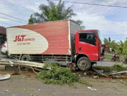 Mobil Box J&T Tabrak Pembatas Jalan di Aceh Barat