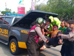 Polisi Bantu Evakuasi Korban Kecelakaan Di Jalan Lintas Nasional