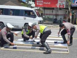 Sahuti Permintaan Masyarakat, Satlantas Polres Aceh Utara Cat Marka Jalan