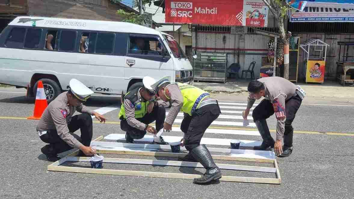 Sahuti Permintaan Masyarakat, Satlantas Polres Aceh Utara Cat Marka Jalan 1 polres aceh utara