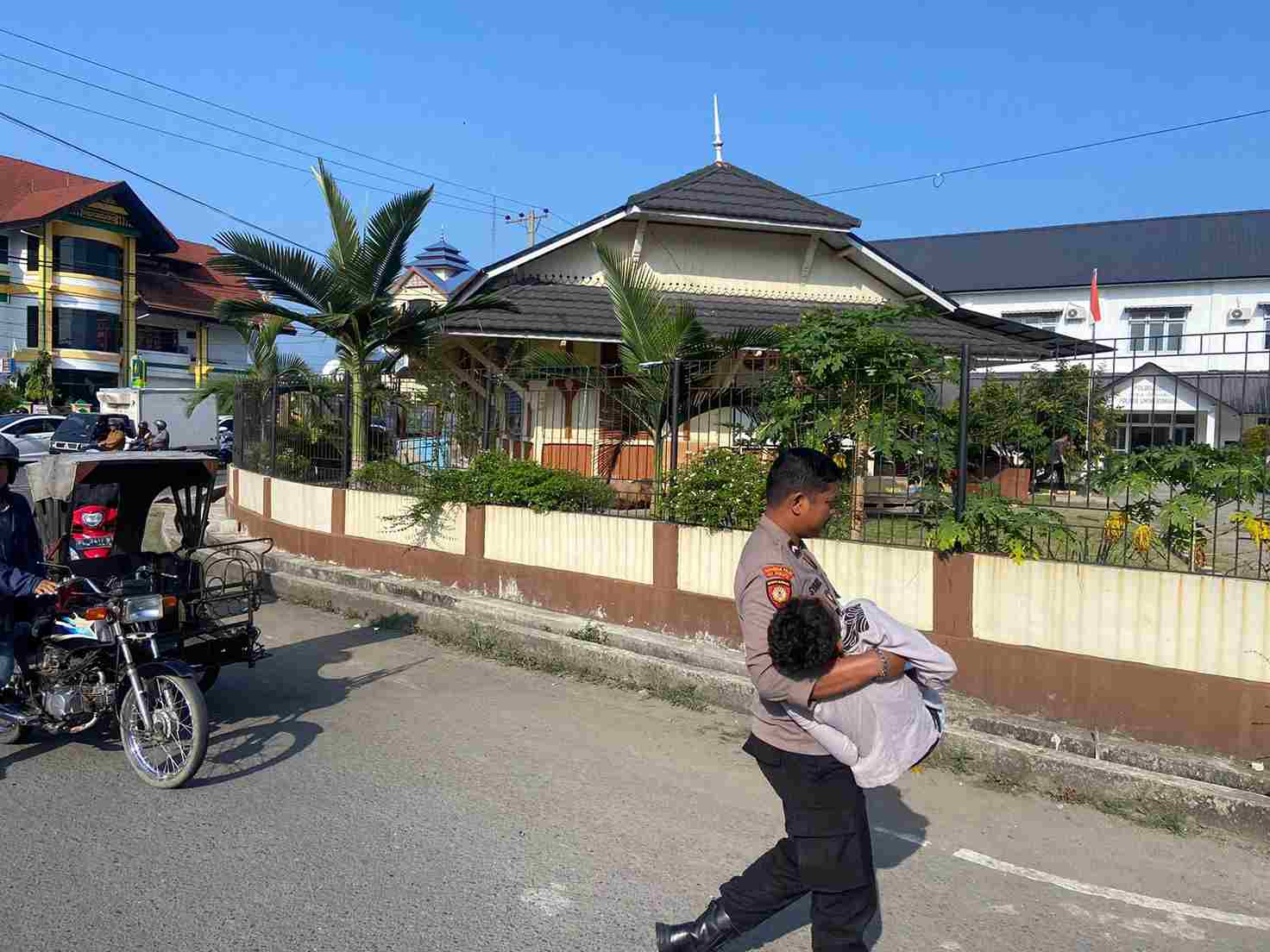 Evakuasi Korban Laka Depan Pos URC Polres Lhokseumawe, Gini Kronologinya 1 tim-urc-evakuasi-korban-laka